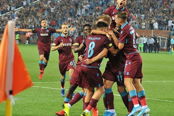  جشنواره گل ترابوزان اسپور در شب بازگشت حسینی به ترکیب