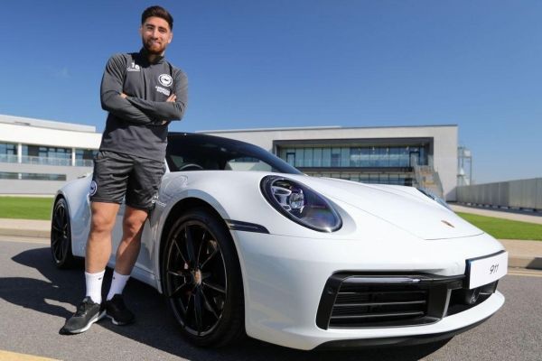  درخشش برابر چلسی باعث شد علیرضا جهانبخش برای دومین ماه پیاپی جایزه بهترین عملکرد در بازی ماه ژانویه را از آن خود کند تا تنها در عرض دو ماه دومین اتومبیل گران قیمت پورشه را هم برده باشد