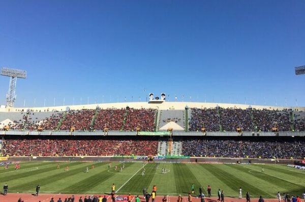  حاشیه دربی 91  عکس یادگاری تیم داوری، کنایه استقلالی ها به علیپور و حضور یک بازیگر