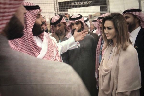 زنی که به بنسلمان در مورد خرید نیوکاسل مشاوره میدهد