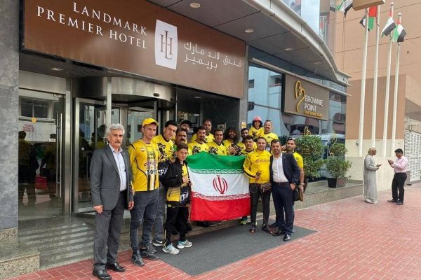 حاشیه دیدار سپاهان و العین سگهای پلیس، اتوبوس سپاهان را بررسی کردند