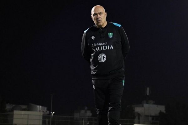  سرمربی حریف استقلال حاضر به فسخ قراردادش نشد