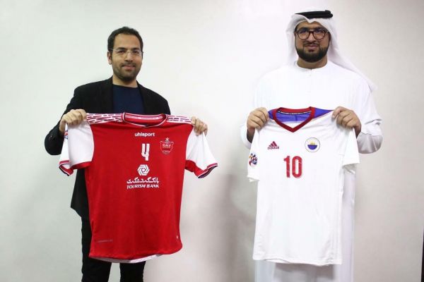  رونمایی از لباس  الشارجه - پرسپولیس  پرسپولیس با لباس یکدست قرمز و الشارجه با لباس سفید به میدان می‌روند  گلر پرسپولیس پیراهن سبز رنگ برتن خواهد کرد و دروازه بان شارجه پیراهن زرد می پوشد