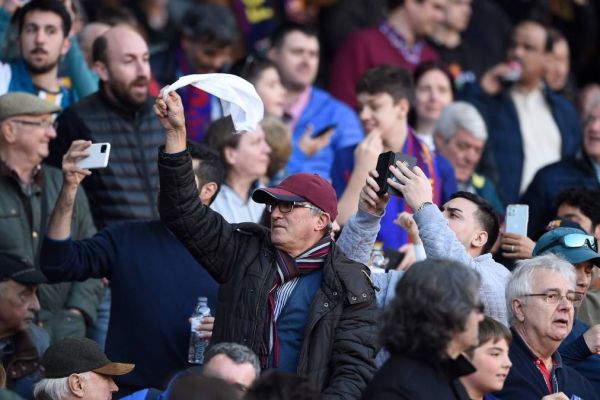 از تاخیر در شروع بازی بارسلونا- ایبار تا شعارهای بارتومئو استعفا