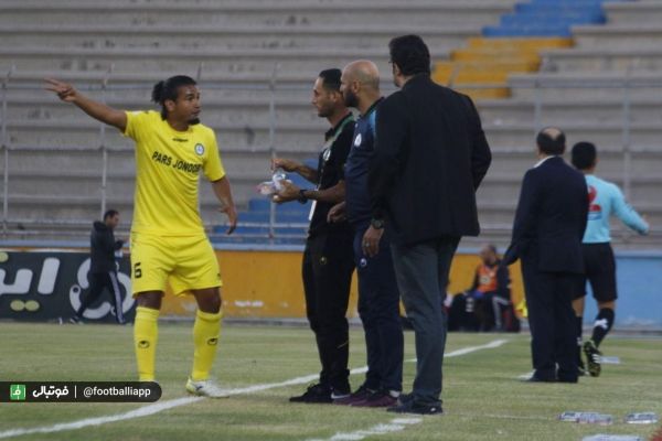 حواشی پارسجنوبی - تراکتور اعتراض کادر فنی پارس به وقتهای تلف شده