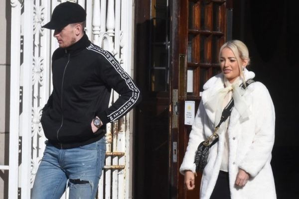 دروازهبان انگلیس با شلوار جین و کلاه بیسبال ازدواجش را رسمی کرد