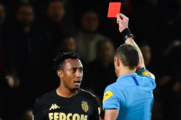  محرومیت شش ماهه ژلسون مارتینز به خاطر هل دادن داور