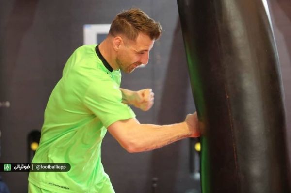 سرمربی تیم ملی بلغارستان عملکرد نیکولای بودروف را دنبال می کنم