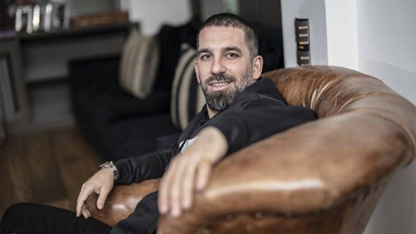 آردا توران همچنان با بارسلونا قرارداد دارم