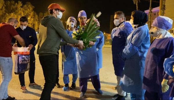  علی عبدالله زاده بازیکن آبادانی پارس جنوبی جم شب گذشته با حضور در بیمارستان طالقانی آبادان با پرستاران بخش کرونایی این بیمارستان دیدار و از آنها تشکر کرد