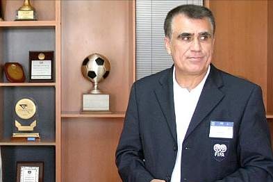 دکتر غفاری غرور را کنار بگذارند، به فیفا بگویند نمیتوانیم