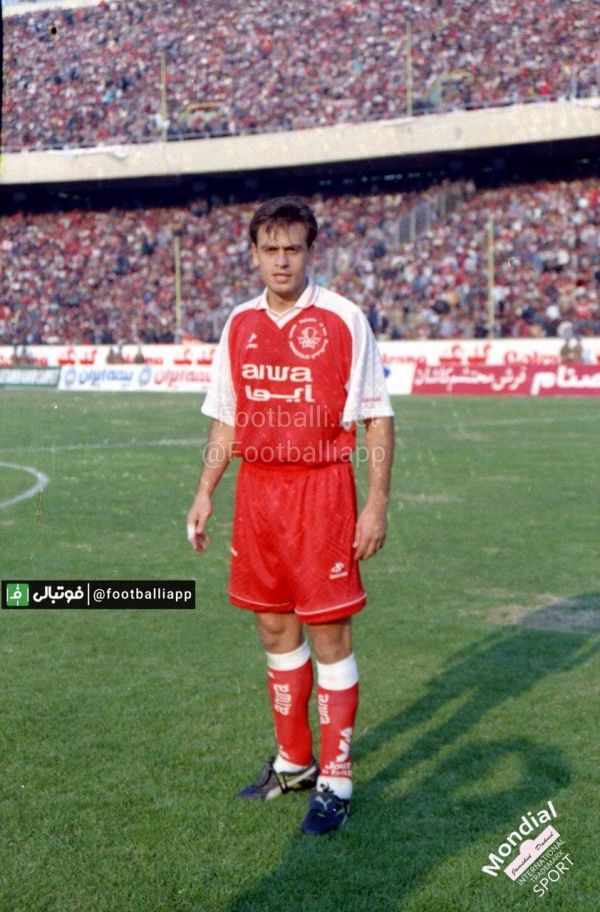  نوستالژی  به مناسبت تولد ٤٨ سالگى رضا شاهرودى پيستون چپ سابق پرسپوليس و تيم ملى ، تصويرى از او در سال ٧٧ و در شهرآورد ٤٤