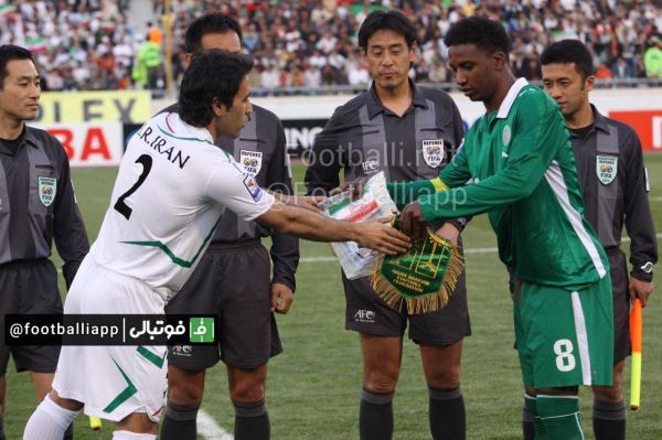  نوستالژی مراسم آغاز بازى ايران و عربستان در مرحله مقدماتى جام جهانى ٢٠١٠، مهدى مهدوى كيا كاپيتان ايران و محمدنور كاپيتان سعوديها در مقابل كاميكاوا داور ژاپنى