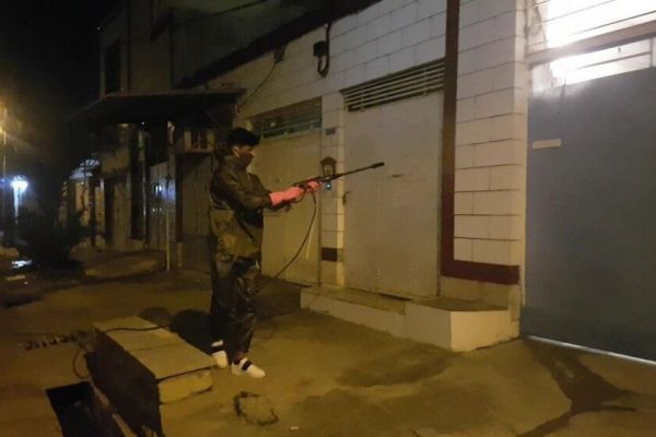  محمد محبی و ضدعفونی کردن خیابان‌های شهرش