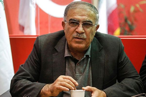 روشن سعادتمند باید یقه کسی که با شفر و پسرش قرارداد بسته را بگیرد