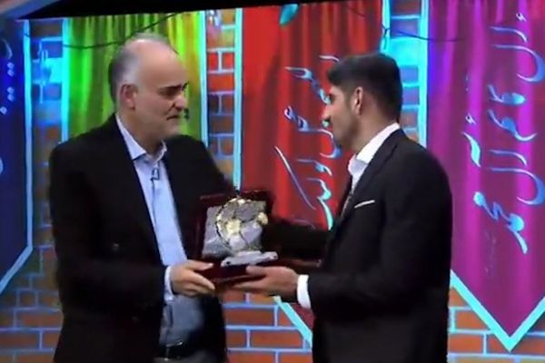 تندیس بهترین بازیکن سال 98 به ترابی رسید عکس