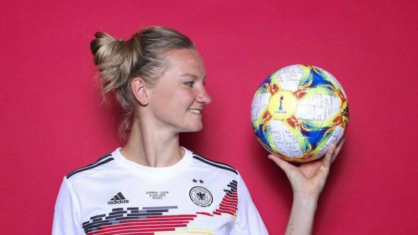 بازیکنی که در دوران کرونا برای همسایههایش خرید میکند