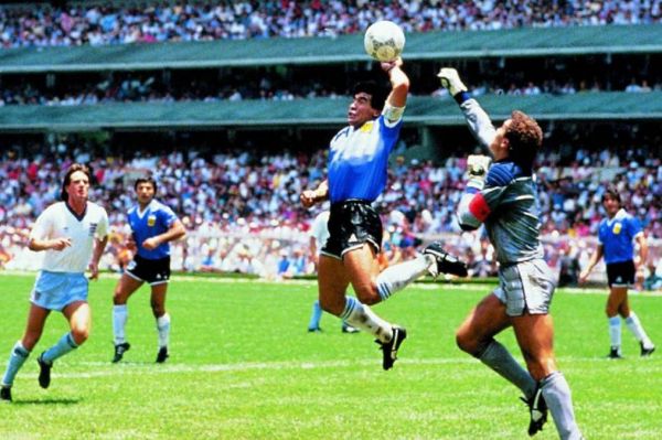 خاطره مارادونا از «دست خدا» دهانت را ببند و بغلم کن