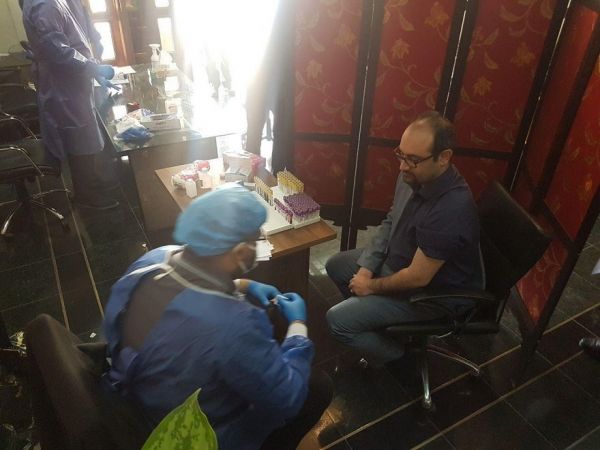  حجت نظری عضو هیات مدیره استقلال و عضو شورای شهر، قبل از ورود به جلسه امروز شورا مثل سایر اعضای شورای شهر تست کرونا داد