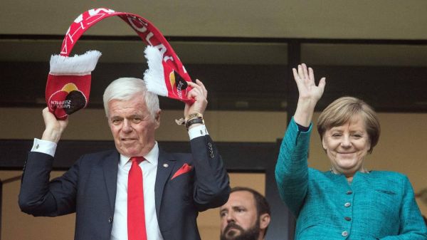 فشار تیمهای آلمانی به مرکل برای شروع دوباره بوندسلیگا