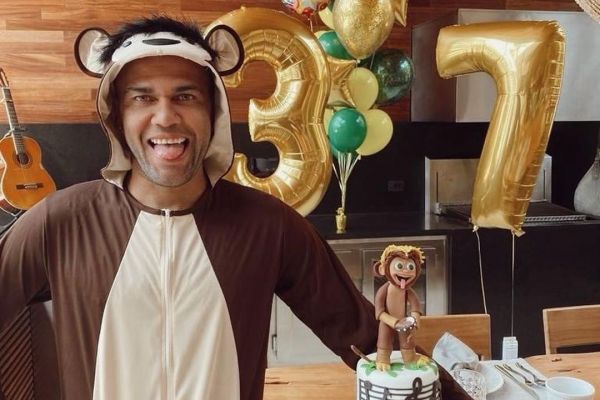  جشن تولد دنی آلوز با کیک و لباس با طرح میمون