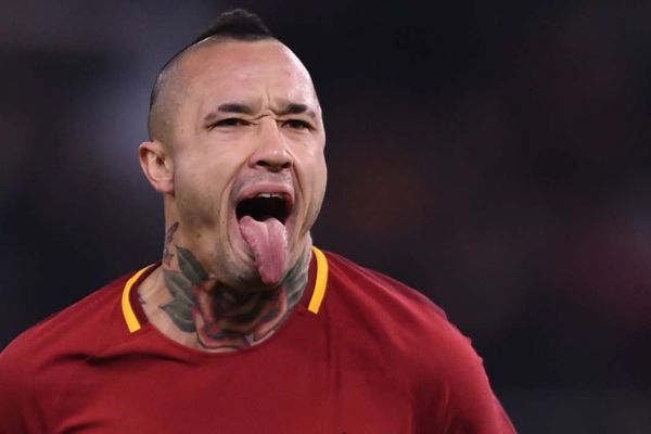  مدافع سابق رم  ناینگولان رختکن را ترک می‌کرد و با دستیار مربی سیگار می‌کشید