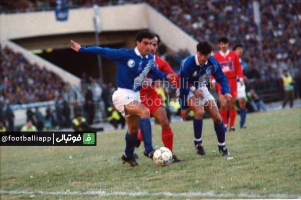  محمودفكرى، محسن عاشورى، محمدتقوى، على دايى و مهدى پاشازاده در قابى از دربى جنجالی دی ماه ۱۳۷۳