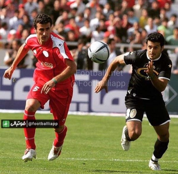  جدال غلامرضا رضايى مهاجم صبای قم و نبى الله باقريها مدافع پرسپوليس در بازى دوتيم در سال ٨٧ كه به برترى ٤-١ پرسپوليس انجاميد