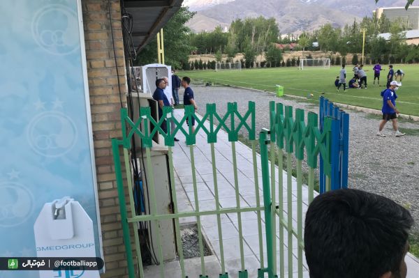 جلسه سه نفره بعد از پایان تمرین آبی ها