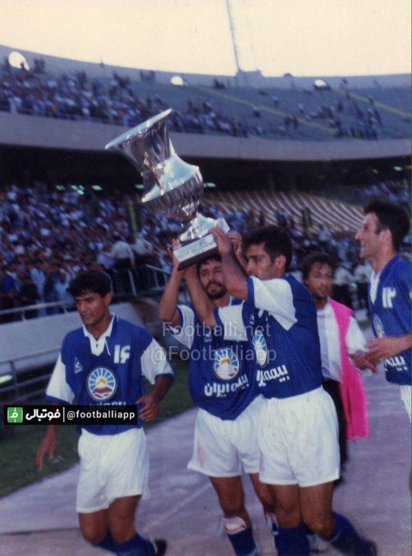  ادمونداختر، عليرضامنصوريان، اميرقلعه نويى و على حاج اكبرى همراه با جام قهرمانى حذفى كشور در فصل ٧٥-٧٤