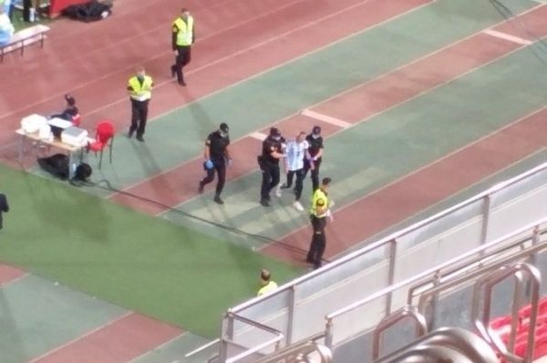  اتفاق بامزه  ورود تماشاگر به زمین در بازی بی تماشاگر بارسلونا و مایورکا