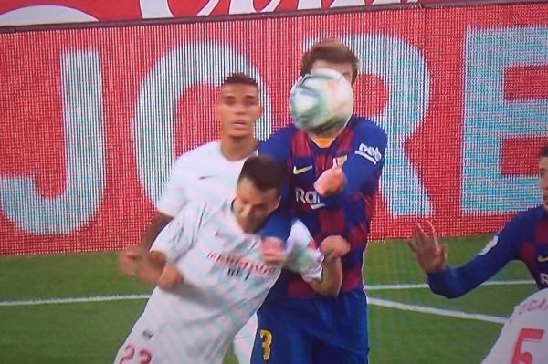  کارشناس داوری آس  پیکه در بازی مقابل سویا باید اخراج می‌شد