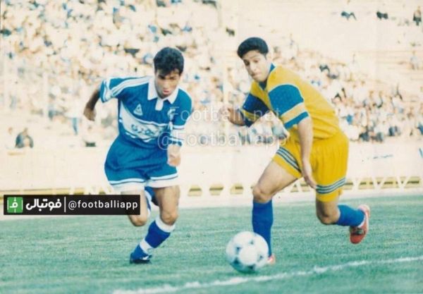  فرار عليرضا اكبرپور از كمند محمدبرزگر در بازى استقلال فجرسپاسى  تير١٣٧٧