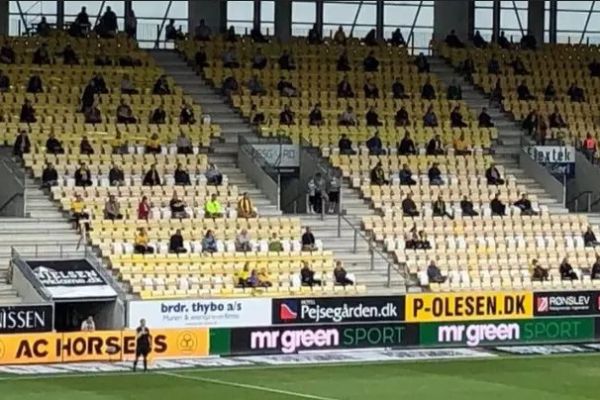  حضور تماشاگران دانمارکی در ورزشگاه با شیوه‌ای عجیب