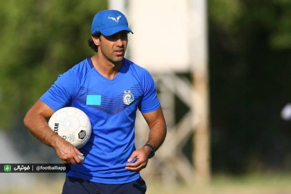 برچسب روی لوگو به سبک کیروش مجیدی هنوز پیراهن لینینگ میپوشد