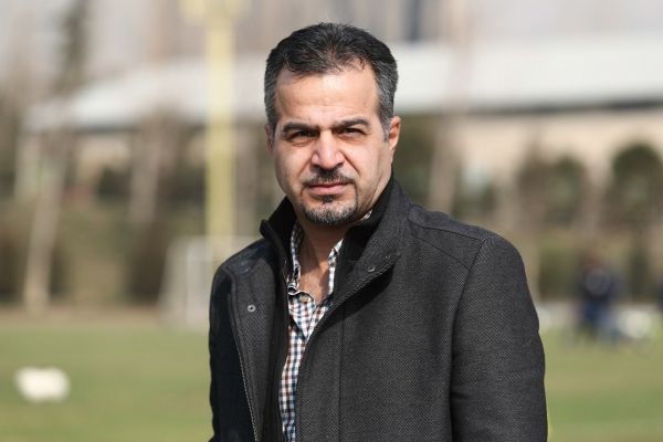  رمضانی  از باند فرودگاه با اتوبوس‌هایی که هماهنگ شده مستقیما به هتل می‌رویم