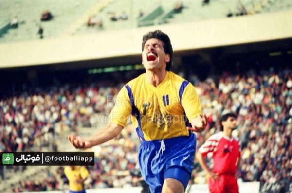  شادى محمد مؤمنى مهاجم زابلى پلى اكريل اصفهان بعد از گشودن دروازه پرسپوليس در ليگ ٧٤