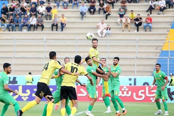 لیگ نوزدهم برتری یک نیمهای نفت آبادان مقابل پارس جنوبی