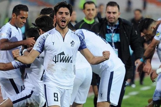 حاشیه بازی ذوبآهن و پیکان گلزنی پیکان با پرتاب آکروباتیک بازگشت زودهنگام بازیکنان از زمان استراحت