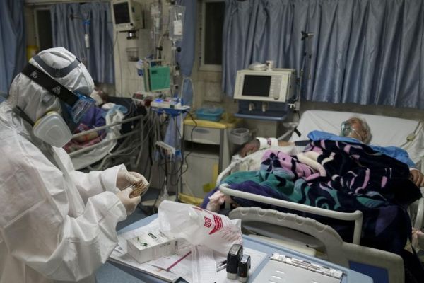 رییسی واکسن کرونا تا یک سال دیگر به ایران نمیرسد