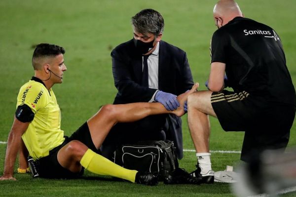  اتفاق غیرمنتظره بازی رئال مادرید و آلاوز  داور مصدوم و تعویض شد