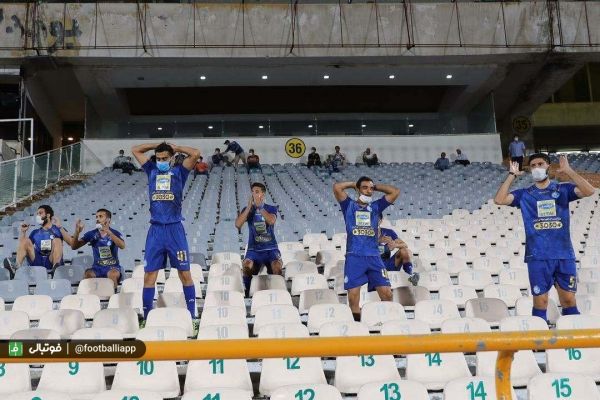  حواشی استقلال - تراکتور  اعتراض استقلالی ها به حضور افراد متفرقه در جایگاه ویژه