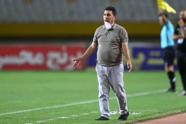 حاشیه بازی سپاهان و پارس ناراحتی قلعهنویی از هافبک سپاهان و اعتراض افاضلی به داور