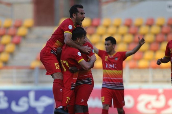 فولادیها برای دیدار با نساجی با پرواز اختصاصی راهی ساری شدند