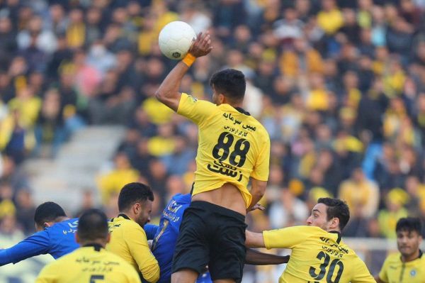 جنجالیترین فریم از آخرین دیدار سپاهان - استقلال وقتی کیروش والیبالیست شد