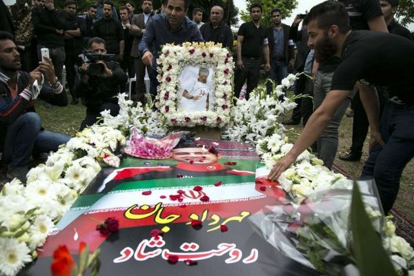  گل محمدی و پیروانی بر سر مزار مهرداد اولادی