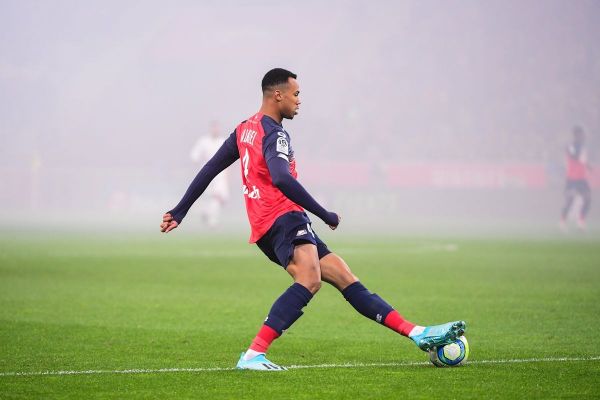  منچستریونایتد به جمع مشتریان مدافع لیون پیوست