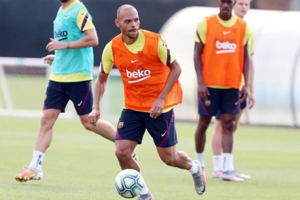 بارسلونا مهاجمی را که شش ماه پیش خرید، به وستهام میفروشد