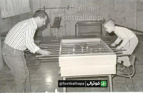  نوستالژی فوتبالی  علی پروین در حال فوتبال دستی بازی کردن با پسرش محمد پروین در دهه ۶۰