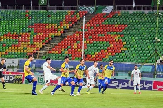 حاشیه بازی نفت مسجدسلیمان و گل گهر سیرجان فحاشی تماشاگران به داور در بازی بدون تماشاگر